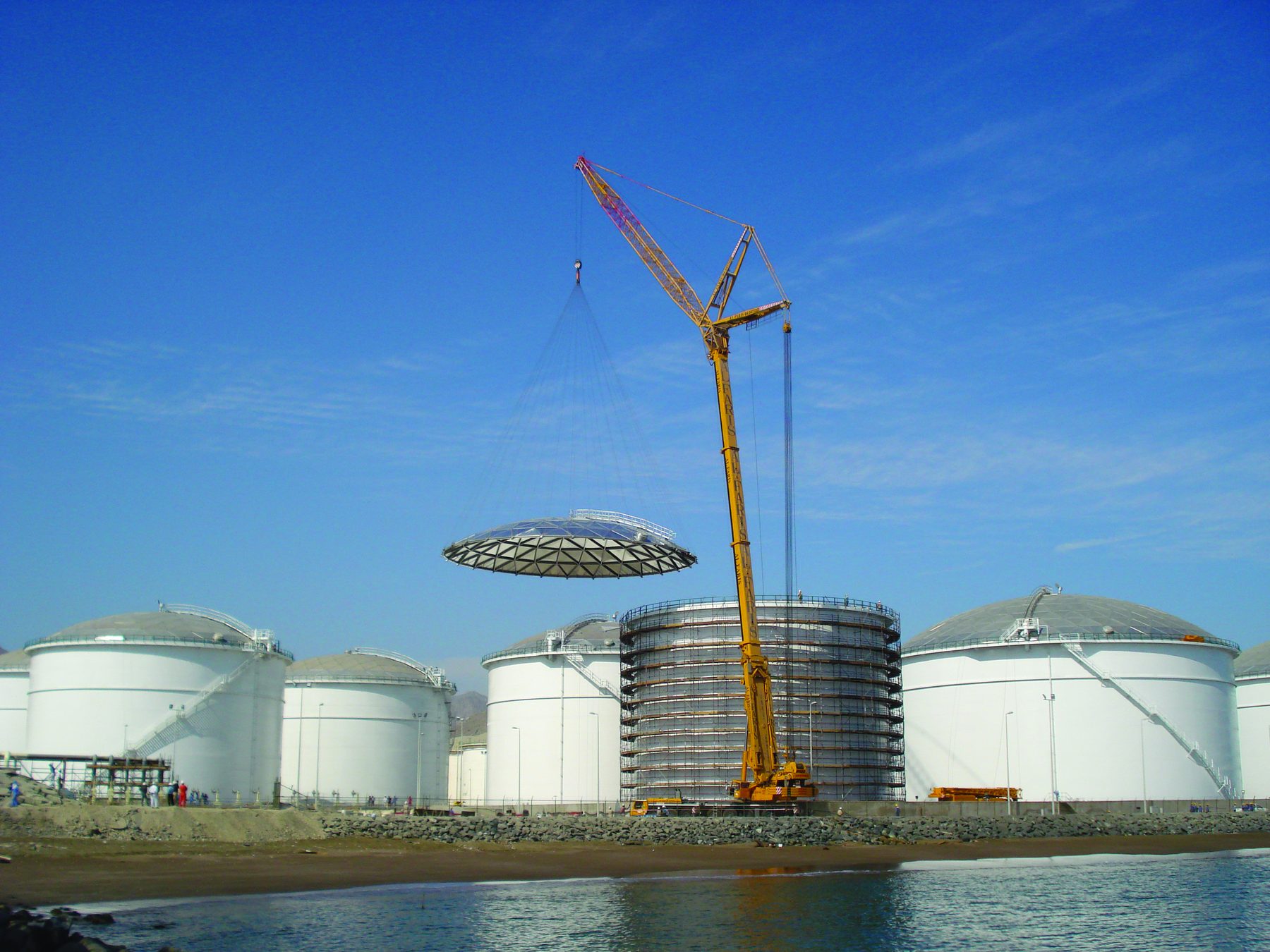 Aluminium dome roof lift · Vopak Horizon Fujairah